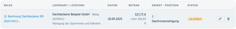 Belegeingang mit einer Rechnung der Dachdeckerei: Betrag 327,73 Euro, davon Lohn 305,83 Euro, zugeordnet zur Position Dachrinnenreinigung.