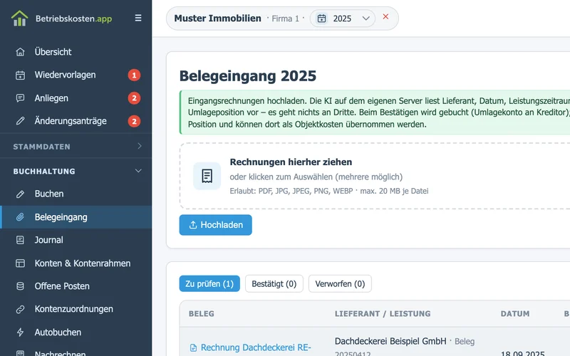 Eingangsrechnungen per Drag-and-drop hochladen. Rechts der Vorschlag für Lieferant, Rechnungsnummer und Datum, links das Original zum Vergleich. Übernommen wird erst nach Prüfung.