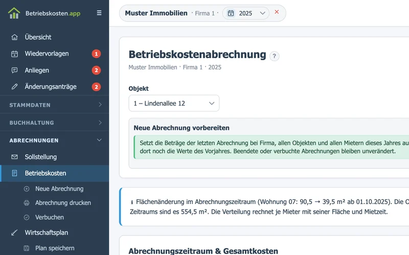 Betriebskostenabrechnung mit Abrechnungszeitraum und den Umlagepositionen: Firmenkosten, Objektkosten, Lohnanteil nach § 35a und Art der Leistung. Ein Hinweis meldet eine Flächenänderung im Zeitraum und wie sie verteilt wird.