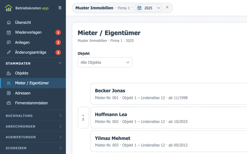 Liste der Mieter und Eigentümer mit Mieternummer, Objekt, Mietbeginn, Fläche, Personenzahl und Kaltmiete. Leerstand steht als eigener Eintrag, Vormieter lassen sich aufklappen.