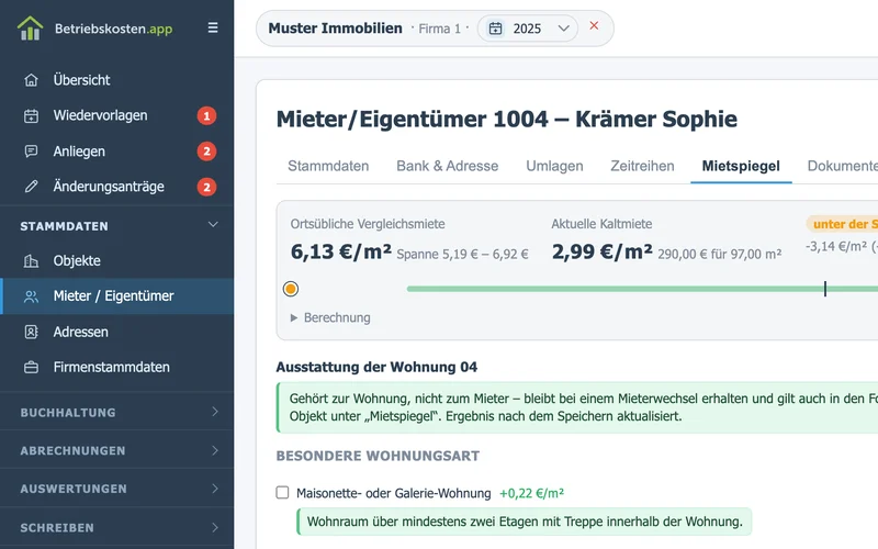 Vergleich der aktuellen Kaltmiete mit der ortsüblichen Vergleichsmiete samt Spanne, dazu die Ausstattungsmerkmale der Wohnung mit ihren Zu- und Abschlägen je Quadratmeter.