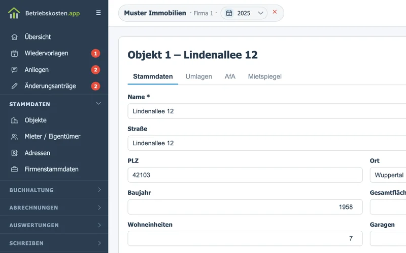 Stammdaten eines Objekts mit Anschrift, Baujahr, Gesamtfläche, Wohneinheiten, Garagen und Miteigentum, dazu belegte Einheiten, Kaltmiete und Umlagen-Vorauszahlung je Monat.